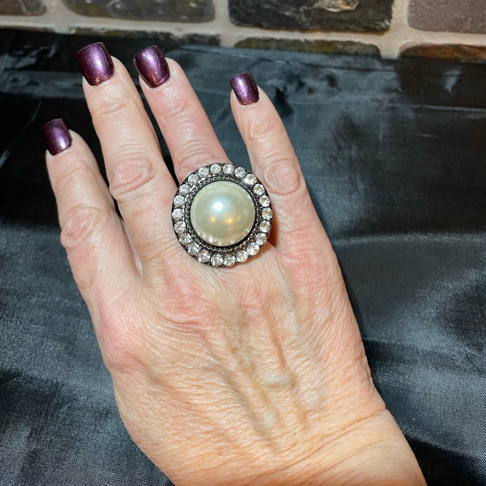 NWT Pearl and Crystal stretch ring in hematite metal